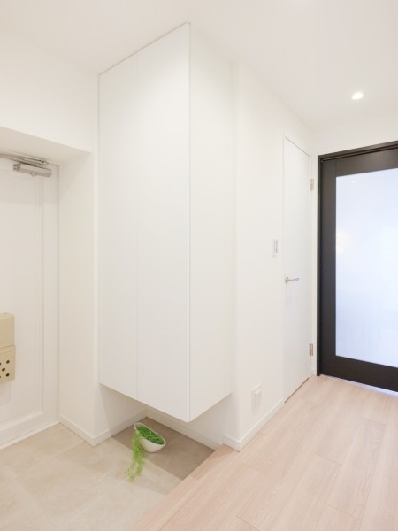 玄関には頼もしい収納力をもつシューズボックスを備え付けました。コンパクトな玄関もすっきり綺麗に保てます。