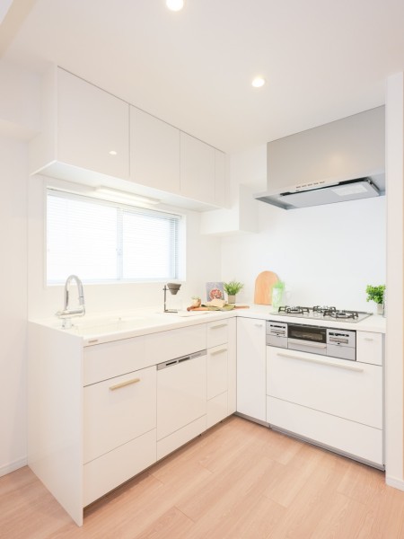 L字型キッチンはラクな動きで道具を取り出せたり、調理中のムダな手間を省けたり、料理がさらに快適になります。キッチン側にも窓があり、換気がしやすいのも嬉しいですね。