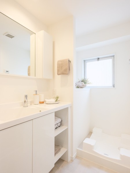 白を基調とした清潔感溢れるデザインの洗面化粧台です。頼もしい収納棚を備え付けたので、細々したものが多くなる洗面室もすっきり保てそうです。