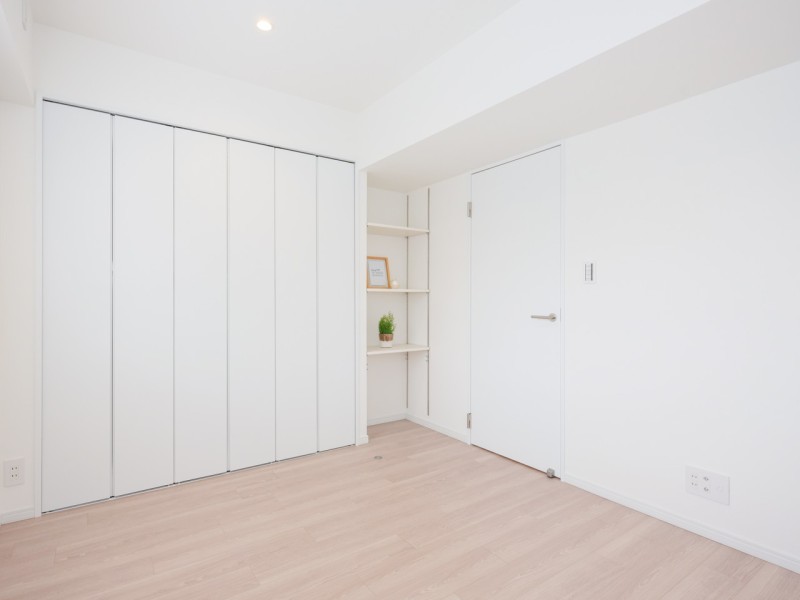 間口の広いクローゼットに加え、可動式の収納棚を備え付けました。小物類の背丈に合わせて、自由な高さ調整が可能です。