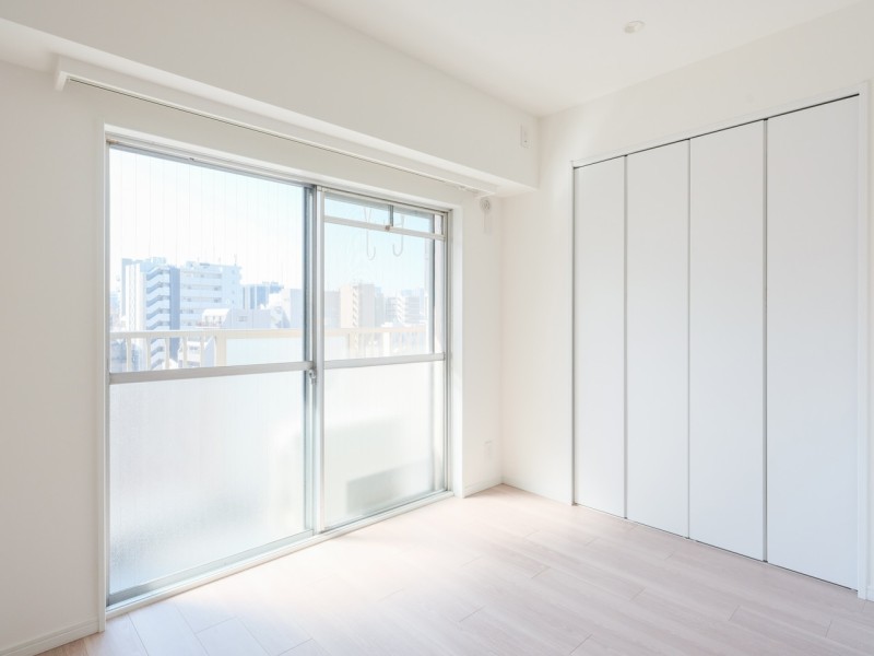 洋室2はバルコニーに面する開放空間です。心地よい自然光を感じながら、のびやかな時間をお過ごしいただけます。