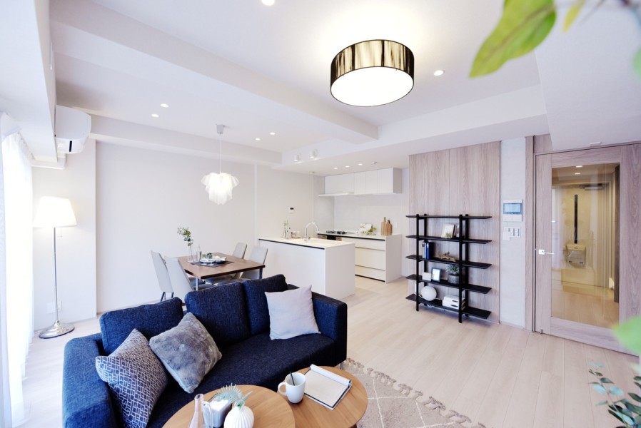 南東向きの住戸ですので陽当り・通風良好です。約15帖のＬＤＫで、家具の配置もしやすくゆったりと寛げる空間です。シンプルながらもスタイリッシュな内装です。