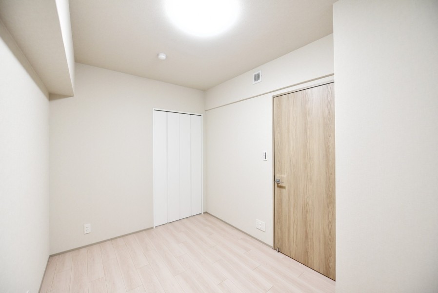 サービスルーム（約5.3帖）はクローゼットも備え付けです。たっぷりと収納できますので、お部屋をすっきりと保つことができます。