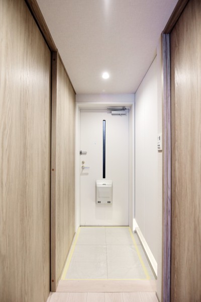 人感センサーライトを設置していますので、遅い時間のご帰宅や手が塞がっている時も自動点灯なので安心です。統一感のある、スッキリとスタイリッシュな空間が迎えてくれます。