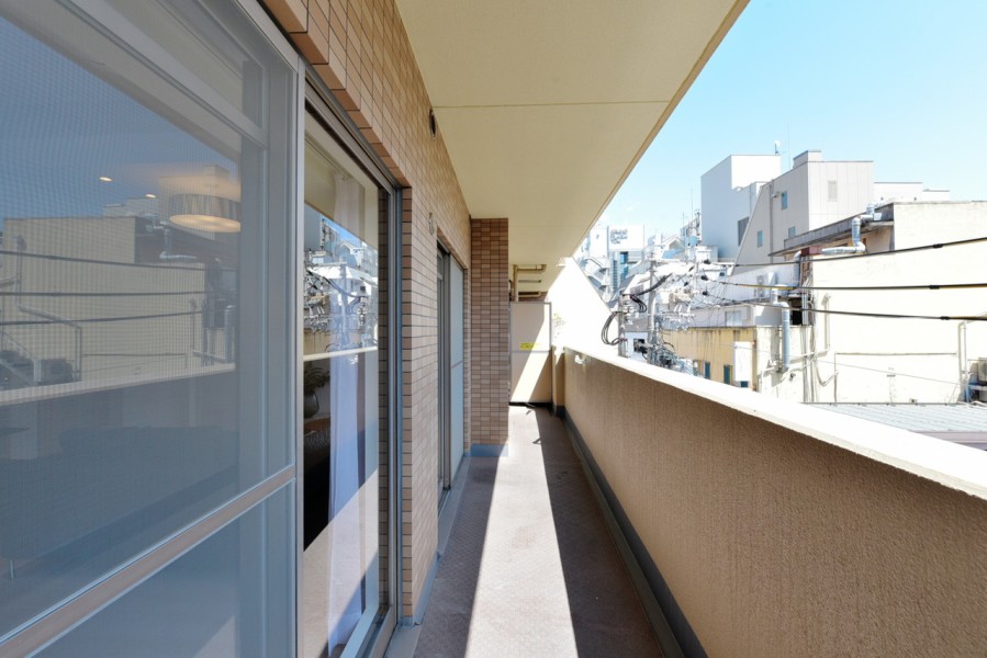 南東向きのバルコニーからは優しい光と爽やかな風が入ります。しっかりとした広さがありますので、洗濯物も気持ちよく干すことができます。