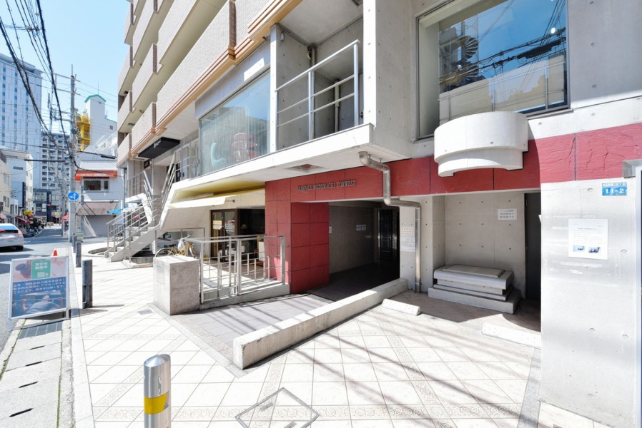 近隣には飲食店やカフェ、専門店が軒を連ね、駅の南側には南京町といわれる中華街や、観光施設、名所などもあり毎日の暮らしに彩りを与えてくれる街です。