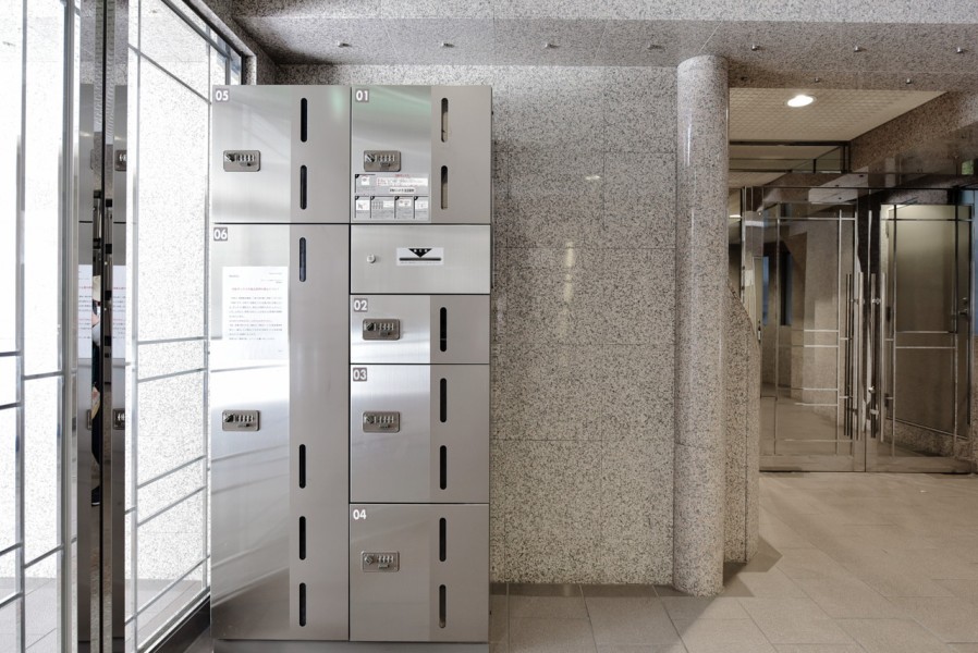 オートロックに宅配ボックスも完備です。総戸数25戸、平成13年建築です。元町駅には快速も停車しますので、大阪駅まで約30分でアクセス可能です。神戸方面へも大阪方面へもアクセス便利な立地です。