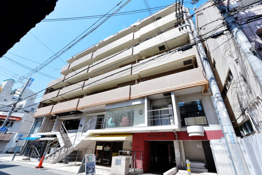 JR・阪急・阪神線利用可能な好立地です。旧居留地や異人館など異国情緒漂う神戸の街並み、おしゃれなカフェや最新のファッションを楽しみながら生活できる立地です。