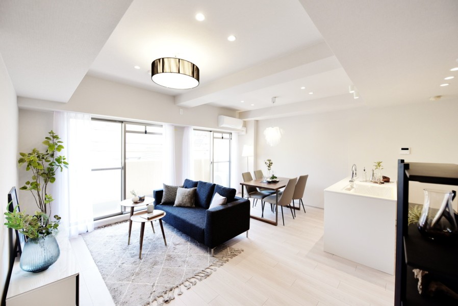 折り上げ天井で開放感のあるLDKです。間取りを変更し、LDKを広く取りゆったりとした空間に仕上げました。エアコン1基新規設置済で新生活のスタートにもおすすめです。