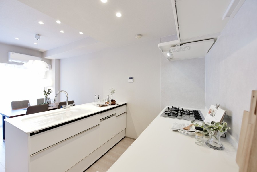 ホワイトの清潔感溢れる対面式のオープンキッチンです。食器洗浄乾燥機を完備していますので、毎日の家事の時短にもつながります。キッチンに立つのが楽しみになりそうな空間です。