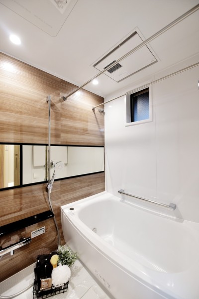 浴室暖房乾燥機完備ですので、花粉や梅雨の季節の衣類の乾燥など一年中便利にお使い頂けます。ゆったりとした浴室で疲れも癒せます。