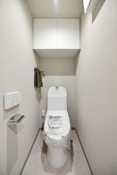 TOTO製ウォシュレット一体型のトイレ新規交換済みです。お手入れ楽々な機能を備え、毎日のお掃除もはかどります。吊戸棚を設置しましたので、小物類などもすっきりと収納できます。