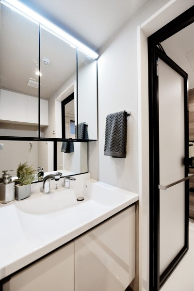 大きな三面鏡で身だしなみも整えやすいです。鏡裏の収納やキャビネットに小物類などをたっぷりと収納できますので、清潔に整頓された空間を保つことができます。