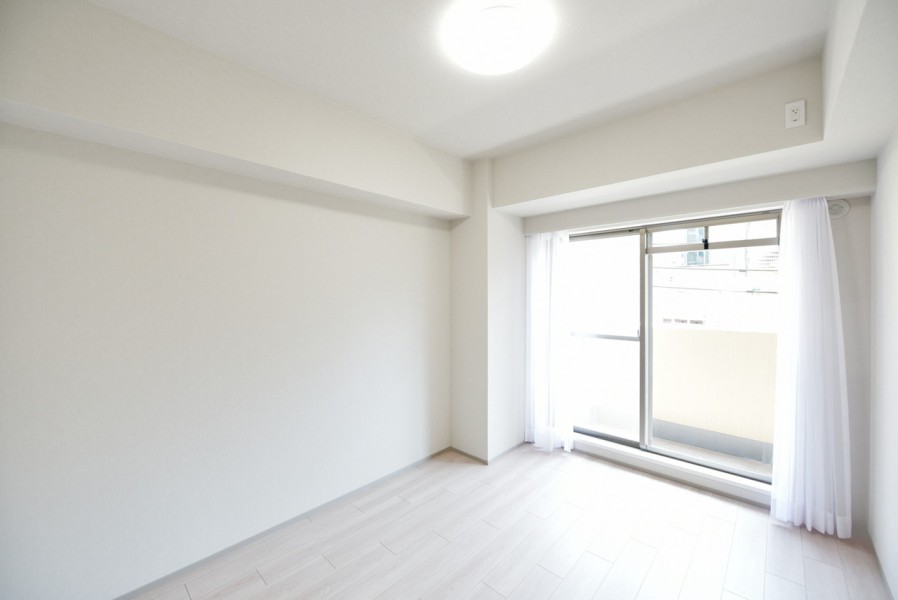 洋室（約6.0帖）はバルコニーに面した明るく開放感のあるお部屋です。シンプルな内装なので、お好みのインテリアや小物で自分らしい空間を演出することができます。