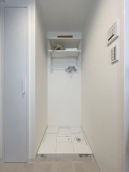 ◆洗面室収納◆洗面室にはタオルや着替え、洗剤などの収納に便利なリネン棚、吊戸棚を備え付けました。こまごました物が多くなるスペースだからこそ、使いやすさを重視した工夫を詰め込みました。