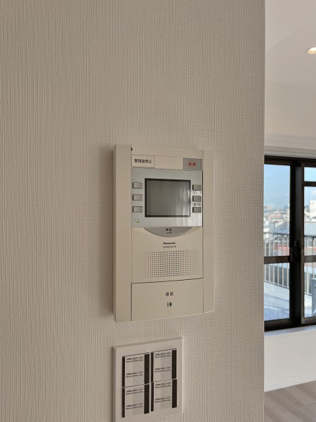 ◆TVモニター付インターホン◆訪ねてきた相手をモニター越しに確認でき、防犯対策に役立ちます。インターホン越しに話をすることが可能です。