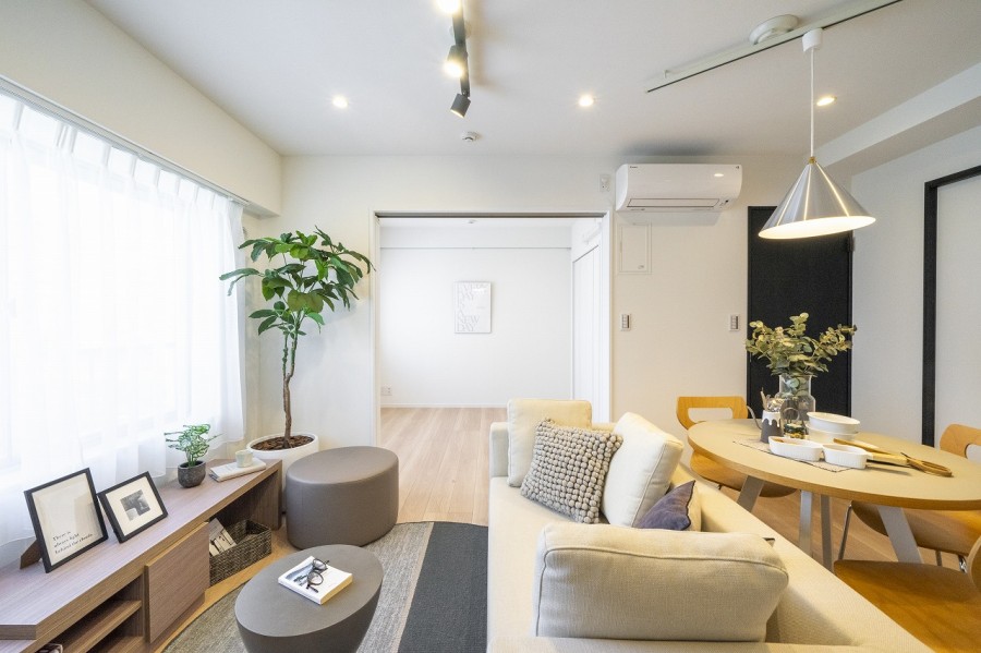 大きな窓からたっぷりの光が差し込み、開放的なリビングダイニングです。引き戸を開放することで、お隣の洋室と合わせて約15.5帖の拡張リビングとしてもお使いいただけます。