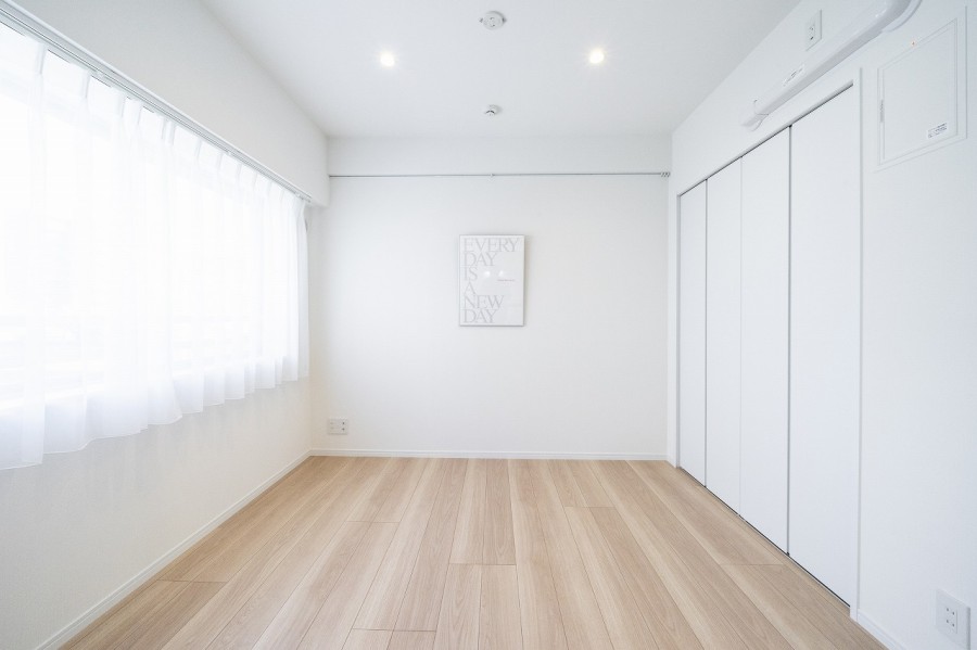 リビングに隣接した洋室3です。普段は引き戸を開放し拡張リビングとして使ったり、来客時は引き戸を閉めてプライベート空間を隠したり、フレキシブルにお使いいただけます。ピクチャーレールを設置したので、お気に入りの写真やアートを飾りインテリアを楽しめます。