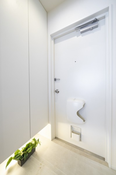 白を基調とした清潔感のある玄関です。人感センサー照明のため帰宅時に暗闇の中手探りでスイッチを探す必要がなく、明るい空間が出迎えてくれます。