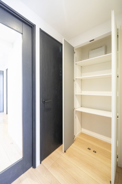 廊下には、使い勝手の良い収納を備え付けました。収納するものによって高さが調整できる可動棚です