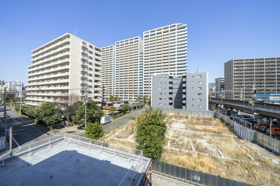 青々とした開けた空を見渡せる開放的な眺望です。だんだんと変わっていく空の色を愉しみリフレッシュするのも良さそうです