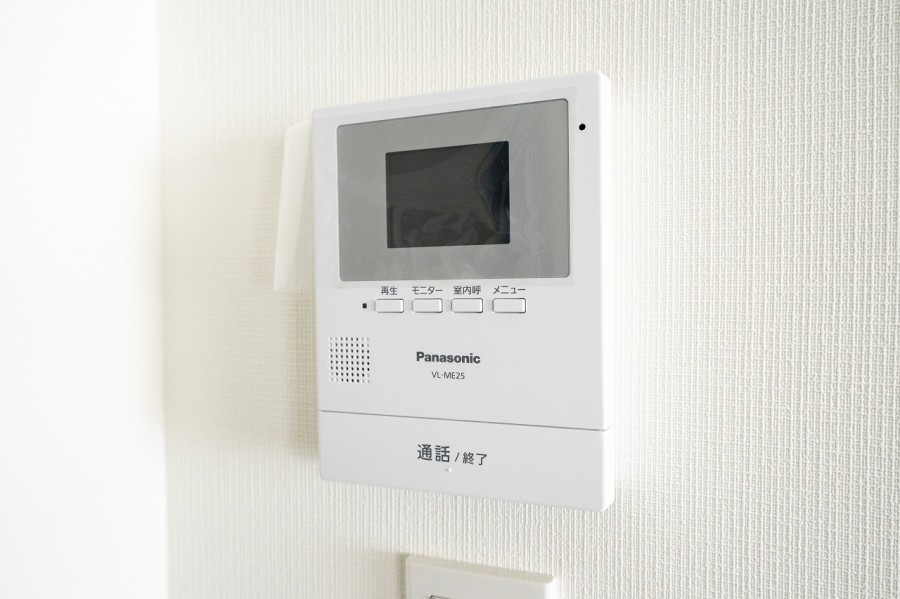 ◆TVモニター付インターホン◆訪ねてきた相手をモニター越しに確認でき、防犯対策に役立ちます。インターホン越しに話をすることが可能です。