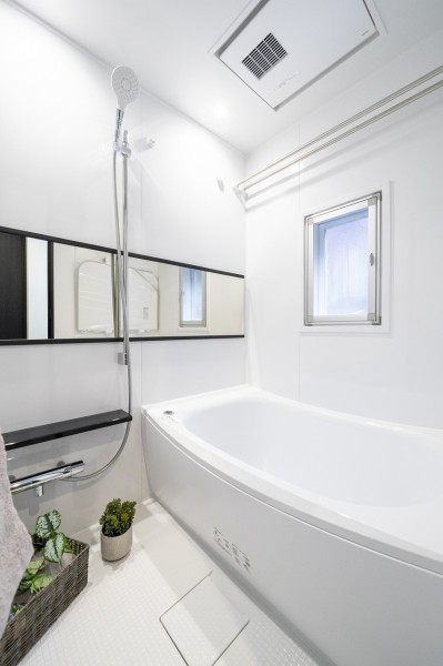 毎日のバスタイムを贅沢に、豊かにしてくれるバスルームです。窓が付いているので自然な明かりを取り込むことができ、明るく開放的な空間です。