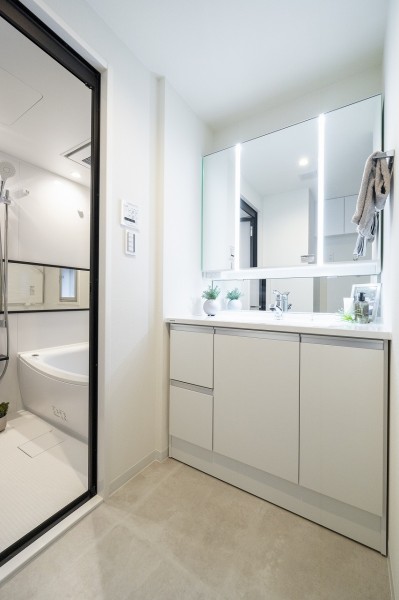 身支度の時間をも快適に彩る、美しく空間に溶け込むPanasonic製洗面化粧台です。三面鏡裏や足元の収納など使いやすさも兼ね備えています。