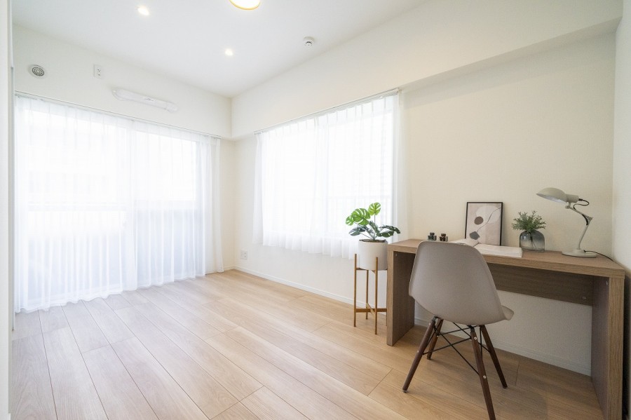 二面採光で明るく開放感のある洋室２です。柔らかな光が長時間続く北西向きのお部屋は、勉強や読書など落ち着いて作業したいときのワークスペースにぴったりです。間口の広いクローゼットを備え付けています。