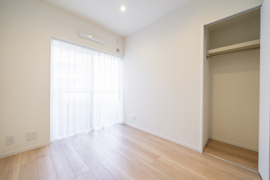 廊下からアクセスする約4.6帖の洋室2です。のびやかな空間の中で、ほっと一息つけるやすらぎの時間が流れます。