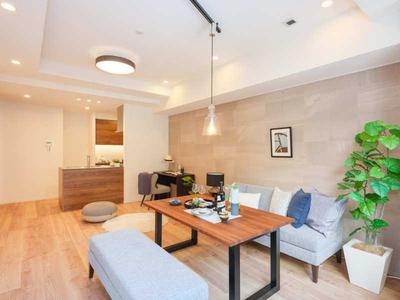 約16.8帖の広々LDKには穏やかな時間が流れ、窓から自然光が振り注ぎます。リビングダイニングの1面にはエコカラットを採用しており、機能性とデザイン性を兼ね備えた仕上がりとなっています。