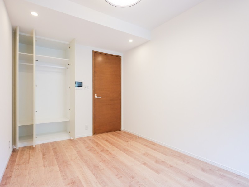 洋室1には、高さのあるクローゼットがあるので、荷物や衣類をたっぷり収納いただけます。