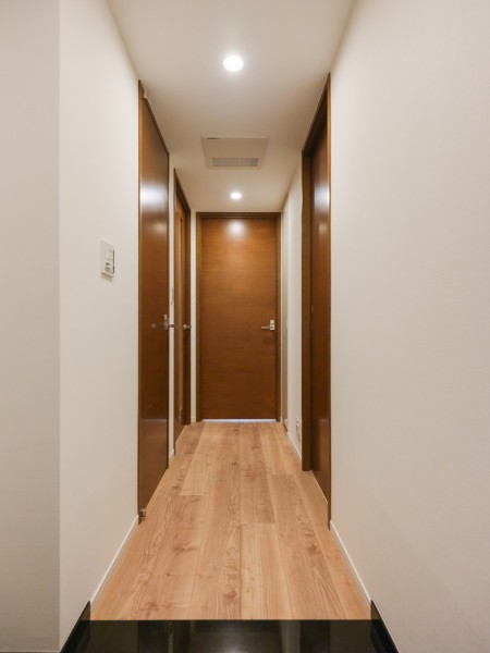 木のぬくもりを感じる気品溢れる玄関は、段差の無いフラットな作りで安全性が高く、小さなお子様やお年寄りも安心して暮らせます。