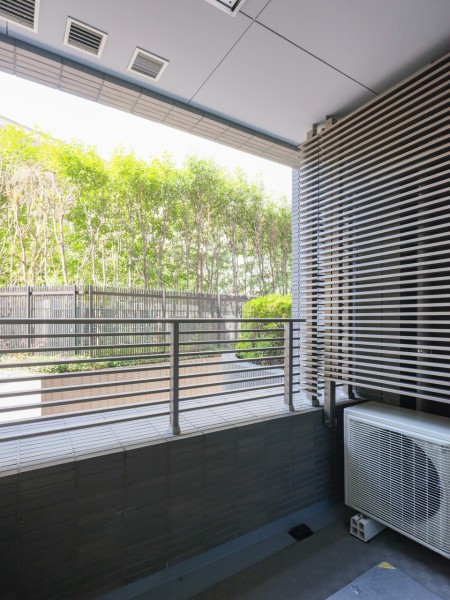 心地よい陽光を取り込み、空間をゆるやかに紡ぐ、奥行きのあるバルコニーです。暮らしの中で大切な光と風を演出してくれる居心地の良い空間です。