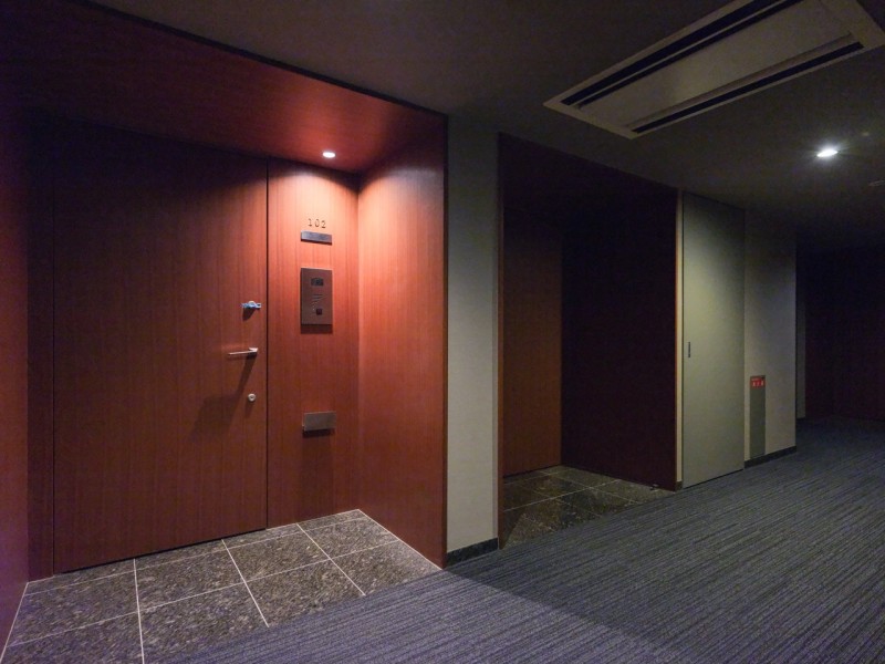 高級感があるホテルライクな内廊下です。プライバシーを守れるので、安心してお住まいいただけます。