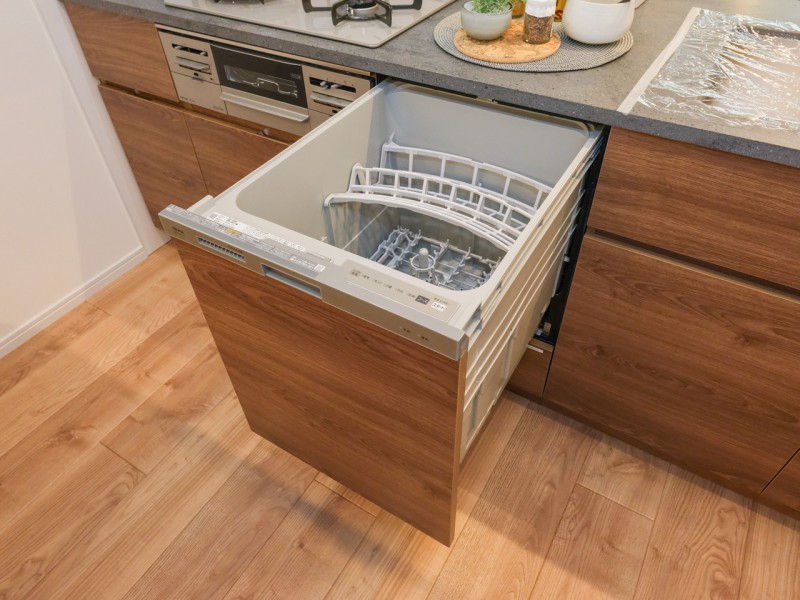 ◆食器洗浄乾燥機◆家事の時間を短縮できる優れもの。さらに節水・節約を同時に行うことができるので、大変人気があり重宝します。