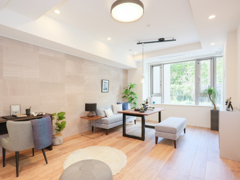 床暖房完備のお部屋は、毎日が忙しいあなたもほっと一息つける安らぎの空間です。1階部分ですが、外からの目線は気になりません。