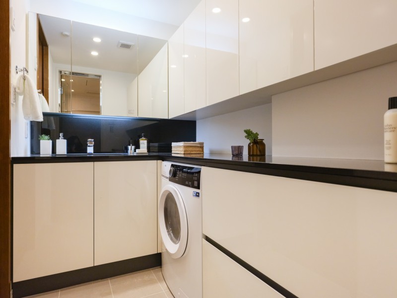 豊富な収納と、空間に溶け込むスタイリッシュなビルトイン洗濯機があり、デザイン性・機能性に優れた洗面化粧台です。入浴後の豊かな時間を演出し、心からくつろげるプライベートな洗面空間です