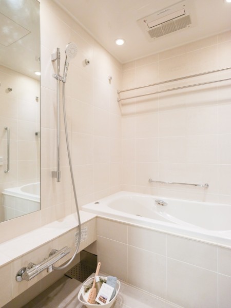 毎日のバスタイムを贅沢に、豊かにしてくれるバスルームです。ゆったりとくつろげる空間で、身体も心も癒されます。暖房・涼風・換気・乾燥機能付きで1年中快適です。