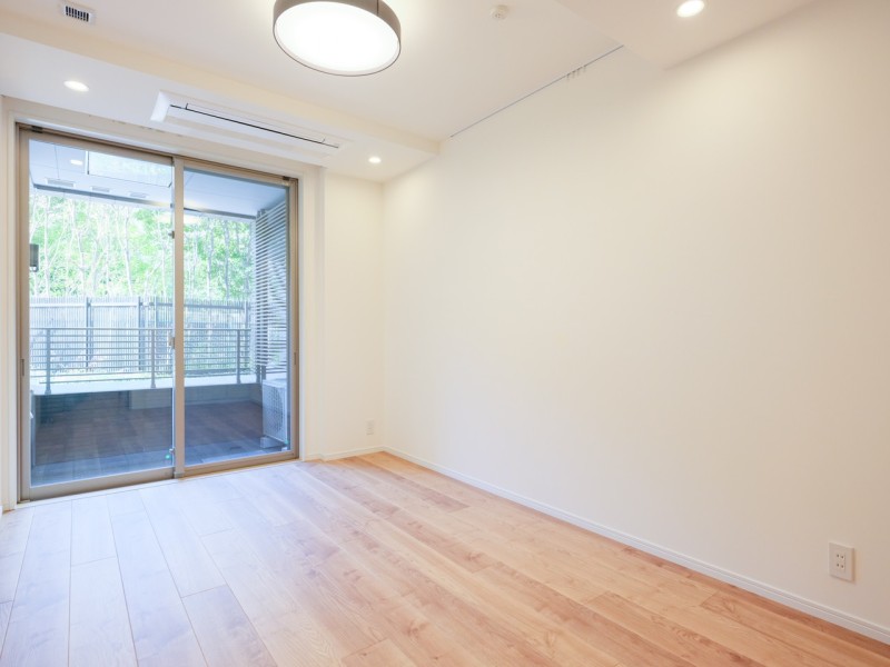 洋室１は約7.0帖あります。バルコニーに接続している大きな窓からは、柔らかな日差しが差し込みます。のびやかな空間の中で、ほっと一息つけるやすらぎの時間が流れます。