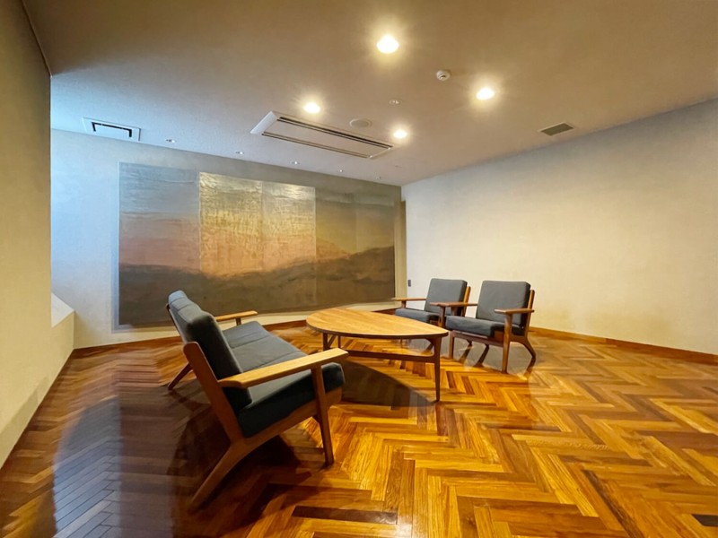 建築美がしっとりと醸し出されたモダンな共用ロビーです。都市の喧騒を遠ざけ、緊張を脱がせ、気持ちを仕立て直すコモンスペースです。