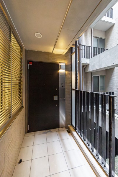 ポーチ付きでプライバシーが守られた玄関前です。安心してお住まいいただけます。ポーチがあることで、マンションの外観を守りながら、インテリアを楽しむことができます。