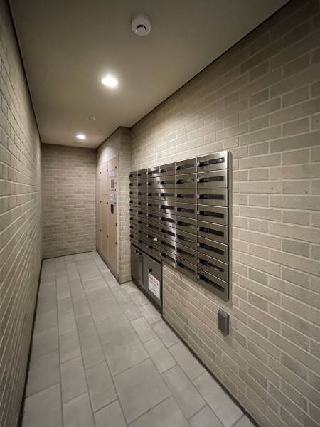 ◆宅配ボックス◆24時間いつでも荷物を受け取ることができるので、配達時間を気にせず過ごすことができます。対面での接触機会を最小限にでき、ウイルス対策の観点からも人気の設備です。