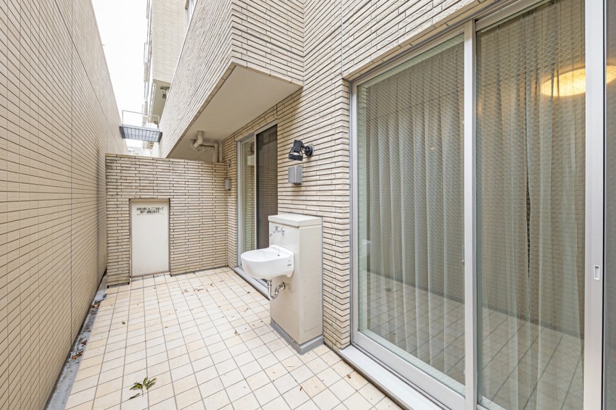 約24m²のテラスには、スロップシンクが備え付けられています。上部は吹き抜けになっており、明るい自然光が差し込みます。