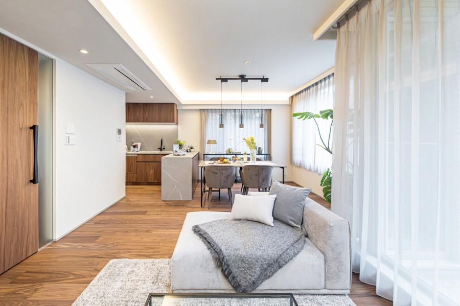 約18帖超の広々LDKは、リュクスな暮らしが叶うリビングは木の温もりと上質感を味わえるお部屋です。床暖房が敷設され、大切なペットも一緒に、ご家族みなさんが一年中快適にお過ごしいただけます。