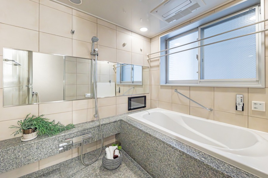 毎日のバスタイムを贅沢に、豊かにしてくれるバスルームです。ゆったりとくつろげる空間で、身体も心も癒されます。浴室TV・暖房・涼風・換気・乾燥機能付きで1年中快適です。