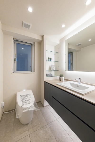 下階部分の洗面室とレストルームです。田中工藝製の洗面化粧台は、お風呂上がりの時間も快適に彩り、より上質な空間を演出します。