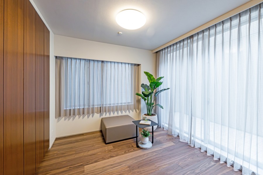 主寝室は約7.5帖あります。二面採光で明るく、過ぎゆく時間をのんびりと感じることができる空間です。間口の広いクローゼットも備えついています。