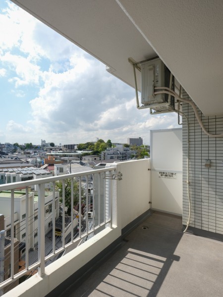 ベランダに出ると心地よい風が頬を撫でる感触を実感します。広がる青空を眺めてほっと一息、リフレッシュスペースにどうぞ。