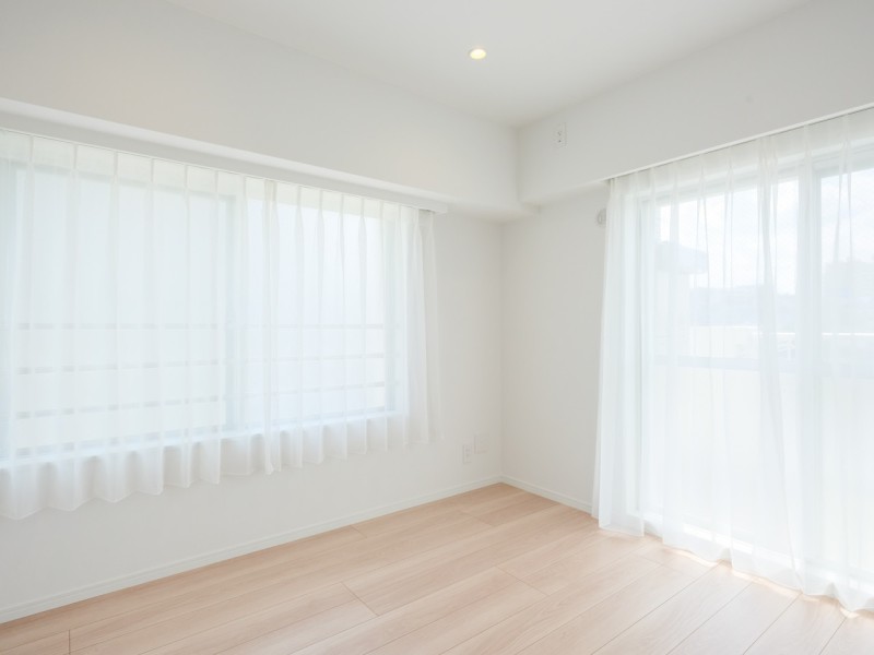 二面採光で南西向きの明るい洋室1です。穏やかな自然光が入り、のびのびとお過ごしいただけるお部屋です。